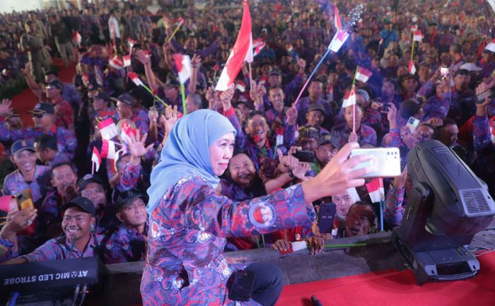 Gubernur Khofifah Dinobatkan Sebagai Gubernur Khofifah Dinobatkan Sebagai