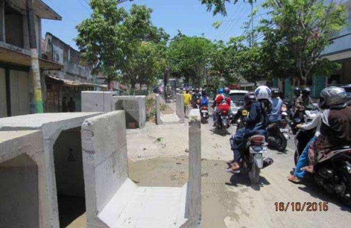 Ditaruh Sembarangan, Proyek Box Culvert di Jalan Panglima Sampang Membahayakan Pengendara