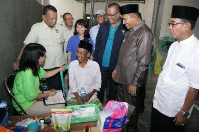 Warga Serbu Pengobatan Gratis di Lenteng Timur Sumenep Warga Serbu Pengobatan Gratis di Lenteng Timur Sumenep