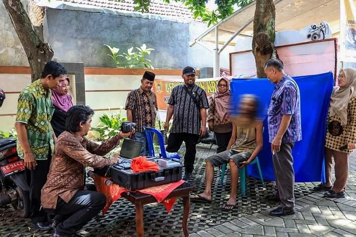 ODGJ pun di Kota Kediri Kini Haru Miliki KTP-El, Begini Kisah dan Caranya Petugas Perekaman ODGJ pun di Kota Kediri Kini Haru Miliki KTP-El, Begini Kisah dan Caranya Petugas Perekaman