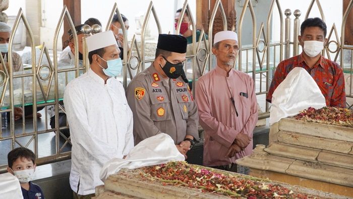 Awali Tugas Baru, Kapolres Azis Ziarah Waliyullah, Doakan Gresik Baldatun Toyyibatun Warobbun Ghofur