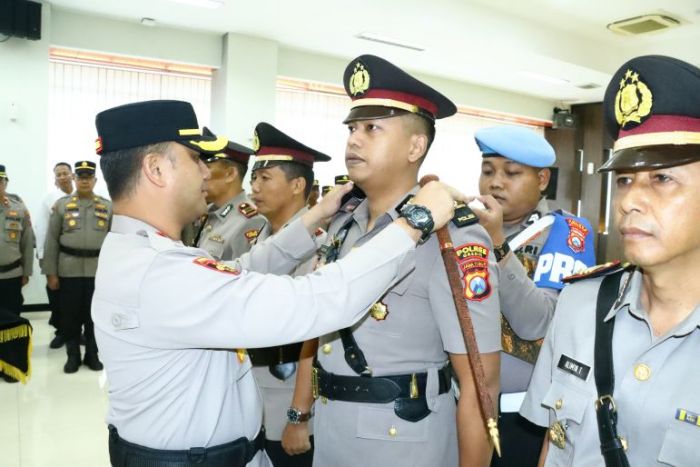 Pimpin Sertijab 5 Kapolsek, Kapolres Gresik Tekankan Pelayanan Humanis