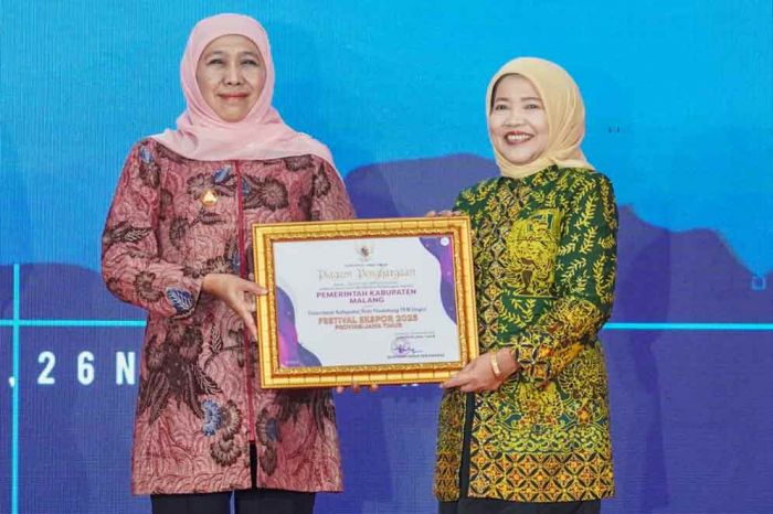 Khofifah Beri Penghargaan Pemkab Malang sebagai Pendukung Penguatan IKM Eksport