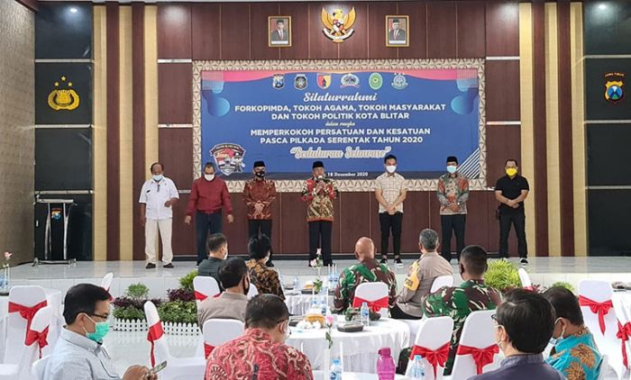 Adem Ayem, Dua Paslon Rival Pilkada Kota Blitar Dipertemukan dalam Satu Acara Adem Ayem, Dua Paslon Rival Pilkada Kota Blitar Dipertemukan dalam Satu Acara