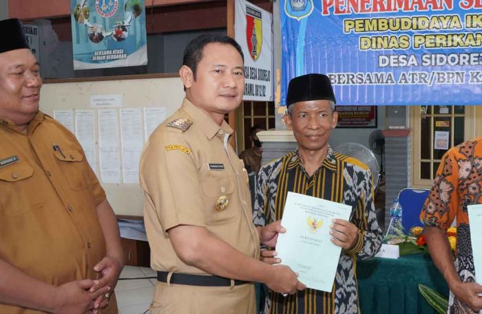 Jamin Kepemilikan Tanah, Pemkab Lamongan Bagikan 100 Sertifikat untuk Warga Deket