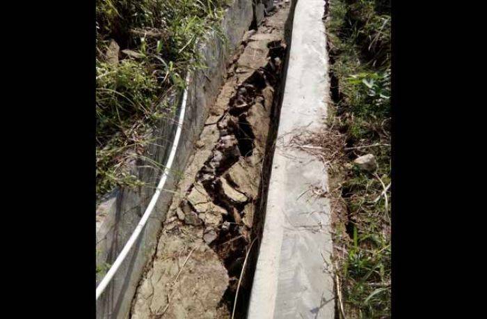 Fenomena Tanah Retak kembali Terjadi di Pacitan Fenomena Tanah Retak kembali Terjadi di Pacitan