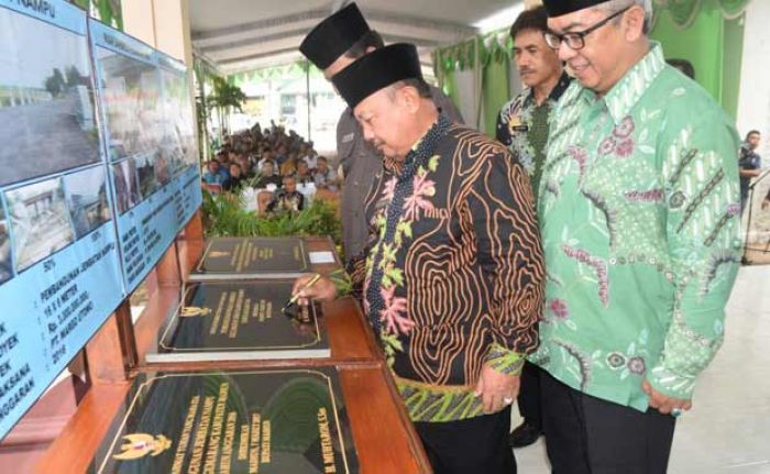 Mbah Tarom Resmikan 25 Proyek Sekaligus Mbah Tarom Resmikan 25 Proyek Sekaligus