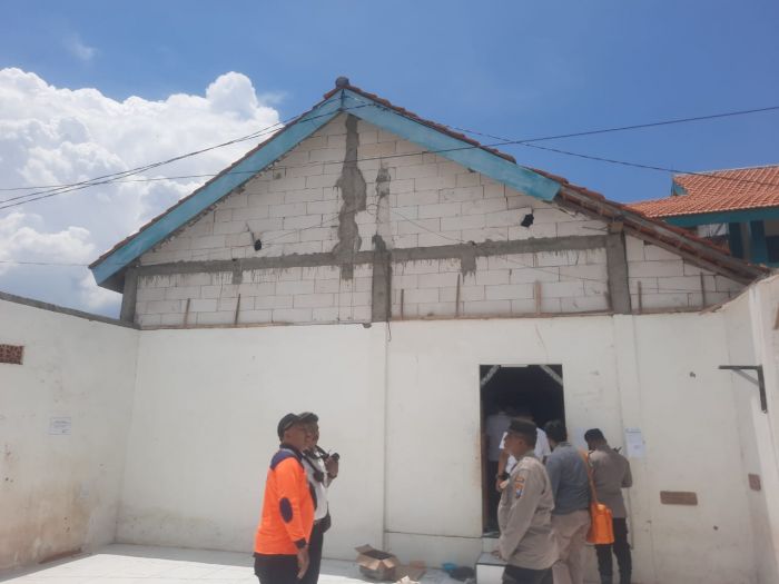 Atap Asrama Ponpes di Besuki Situbondo Ambruk, 1 Santriwati Tewas dan 11 Luka Atap Asrama Ponpes di Besuki Situbondo Ambruk, 1 Santriwati Tewas dan 11 Luka