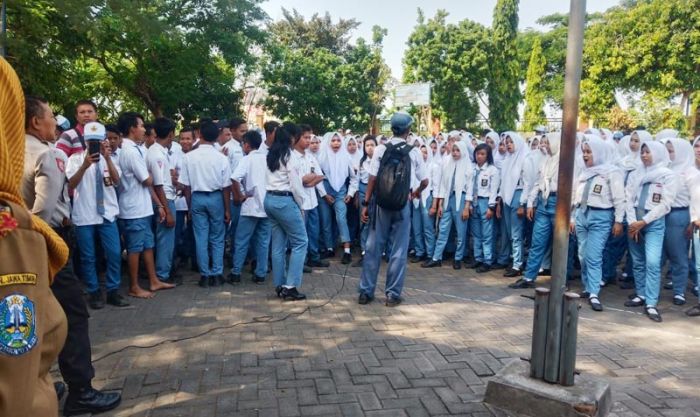 Dituding Salah Gunakan Dana BOS dan Tabungan, Kasek SMKN 1 Dituntut Mundur Siswanya Sendiri