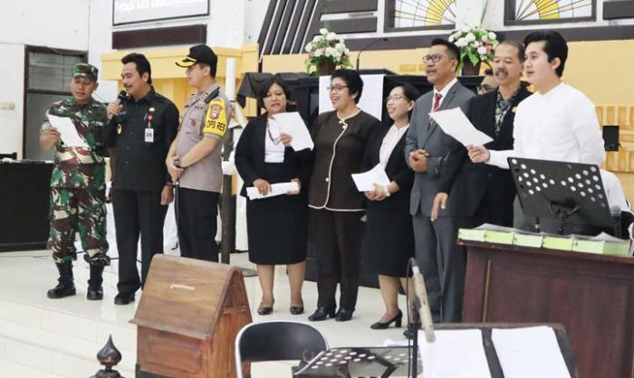 Sidak ke GKI Gresik, Wabup Qosim Bernyanyi dengan Umat Kristiani Sidak ke GKI Gresik, Wabup Qosim Bernyanyi dengan Umat Kristiani