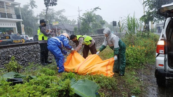 Terobos Perlintasan, Pemotor di Blitar Tewas Tersambar KA Penataran hingga Terseret 200 Meter Terobos Perlintasan, Pemotor di Blitar Tewas Tersambar KA Penataran hingga Terseret 200 Meter