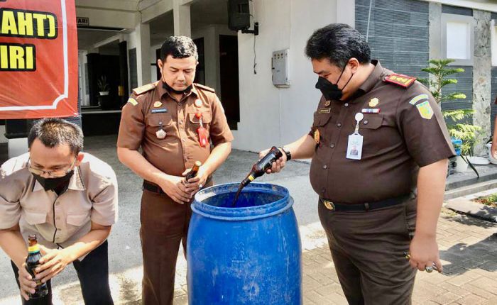 Kejaksaan Negeri Kabupaten Kediri Musnahkan Barang Bukti Kejaksaan Negeri Kabupaten Kediri Musnahkan Barang Bukti