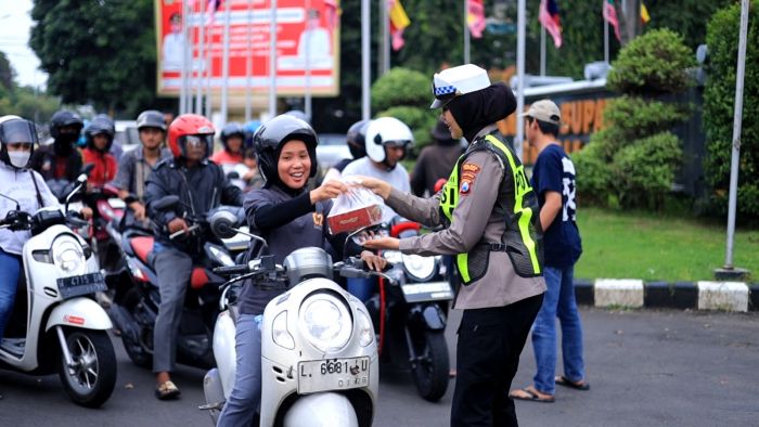 Gandeng Komunitas Driver Ambulans, Satlantas Polres Gresik Bagikan Takjil Gratis ke Pengendara