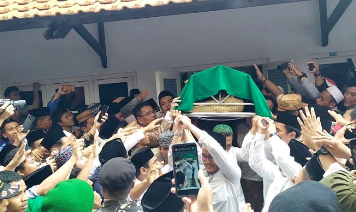 Ribuan Pelayat Antar Kepergian Gus Sholah ke Peristirahatan Terakhir Ribuan Pelayat Antar Kepergian Gus Sholah ke Peristirahatan Terakhir