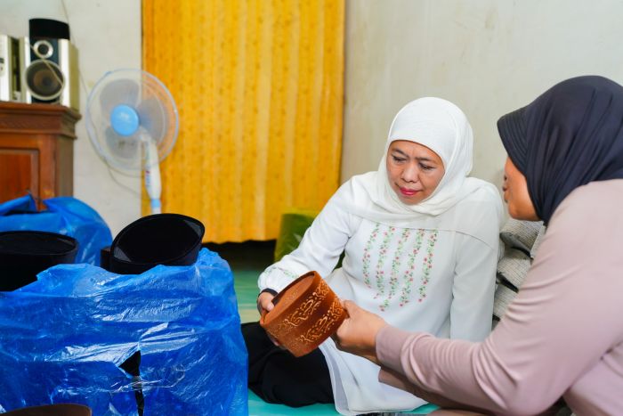 Kunjungi Kampung Kopyah di Gresik, Khofifah Berharap Tembus Pasar Global Kunjungi Kampung Kopyah di Gresik, Khofifah Berharap Tembus Pasar Global