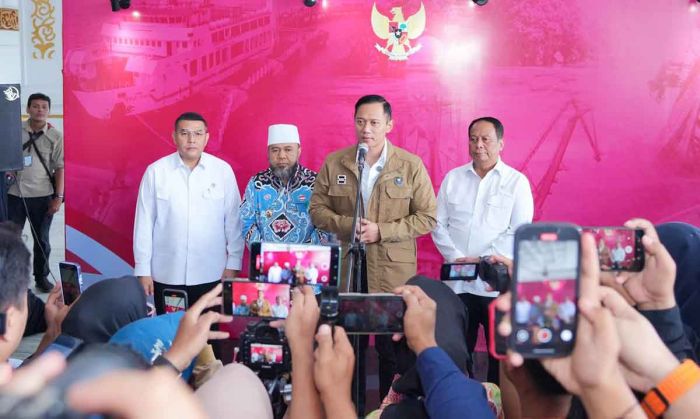 Wamen ATR/BPN dan Menko AHY Serahkan 184 Sertifikat Elektronik Tanah di Bengkulu