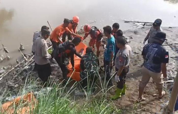 Gegerkan Warga Karangasri, Jasad Lansia Ditemukan Mengambang di Sungai Bengawan Madiun