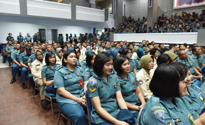 Prajurit Koarmada II Serius Mengikuti Sosialisasi Covid-19 oleh Tim RSAL Prajurit Koarmada II Serius Mengikuti Sosialisasi Covid-19 oleh Tim RSAL
