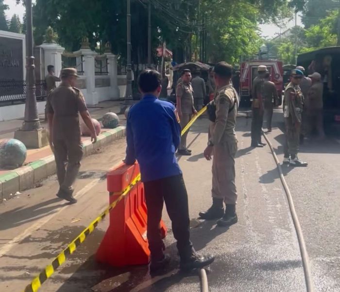 Cegah Ditempati PKL, Satpol PP Pamekasan Pasang Tali Pembatas di Area Monumen Arek Lancor Cegah Ditempati PKL, Satpol PP Pamekasan Pasang Tali Pembatas di Area Monumen Arek Lancor