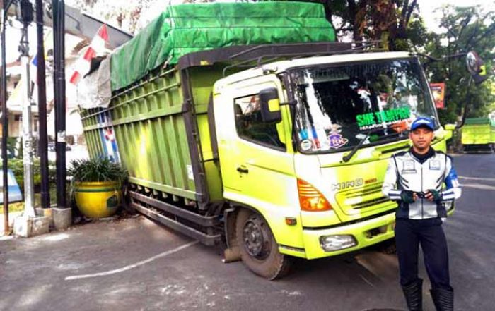 Truk Muatan Tapioka 20 Ton Terperosok di Gapura RW 4 Kelurahan Bareng, Malang