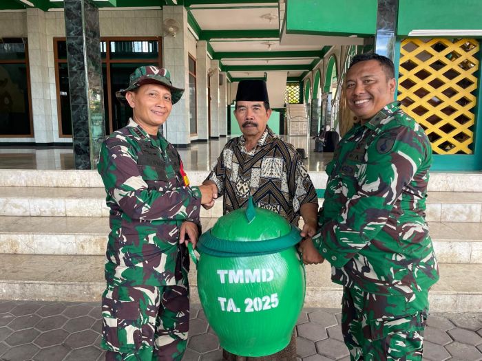 TMMD ke-126 Sidoarjo Serahkan Bantuan Tempat Sampah ke Masjid Al Hikmah TMMD ke-126 Sidoarjo Serahkan Bantuan Tempat Sampah ke Masjid Al Hikmah