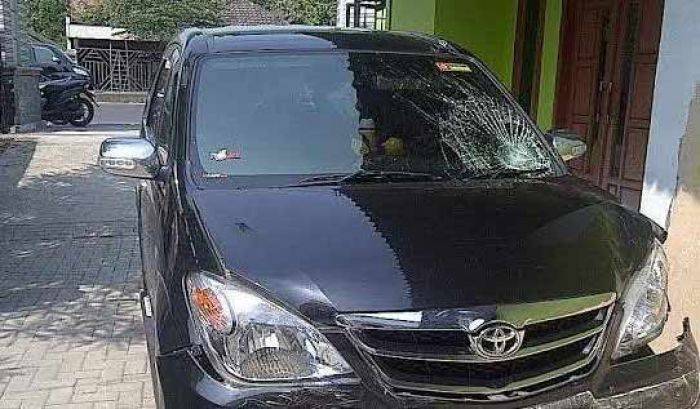 Senggol Motor, Avanza Berstiker Kostrad di Mojokerto Dirusak Massa Senggol Motor, Avanza Berstiker Kostrad di Mojokerto Dirusak Massa