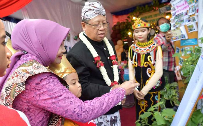 Rayakan Hardiknas 2023, Bupati Tulungagung Kunjungi Stan Karya Siswa dan Guru Penggerak