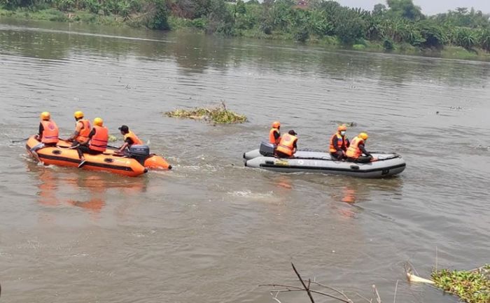 Nekat Cari Ikan di Arus Deras, Seorang Pemancing Hanyut di Sungai Brantas