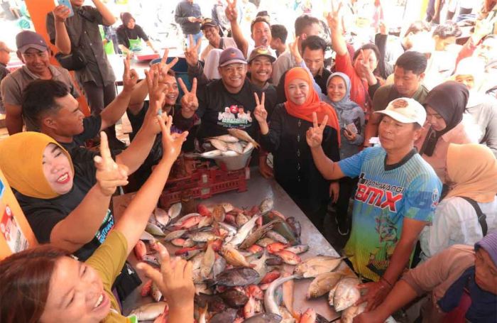 Bertemu di Pasar Ikan Muncar, Khofifah Siap Tampung Aspirasi Nelayan Bertemu di Pasar Ikan Muncar, Khofifah Siap Tampung Aspirasi Nelayan