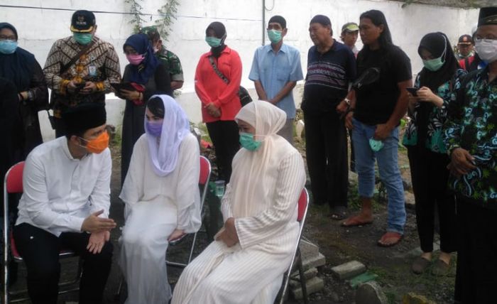 Gubernur Khofifah Antarkan Kiai Masykur Hasyim ke Peristirahatan Terakhir Gubernur Khofifah Antarkan Kiai Masykur Hasyim ke Peristirahatan Terakhir