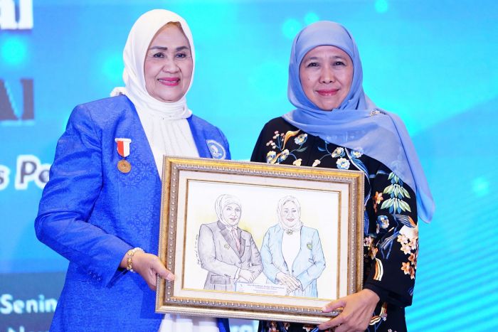 Gubernur Khofifah Dinobatkan sebagai Tokoh Wanita Inspiratif oleh IWAPI Jatim Gubernur Khofifah Dinobatkan sebagai Tokoh Wanita Inspiratif oleh IWAPI Jatim
