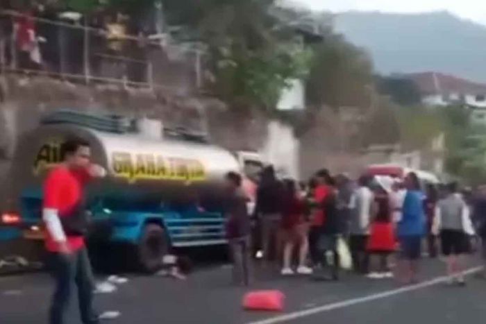 Truk Tangki Air di Pacet Mojokerto Seruduk Penonton Karnaval, 3 Tewas Truk Tangki Air di Pacet Mojokerto Seruduk Penonton Karnaval, 3 Tewas