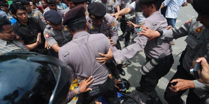 Disebut Pelacur, Ratusan Polisi Demo Rumah Wakapolres Pamekasan Disebut Pelacur, Ratusan Polisi Demo Rumah Wakapolres Pamekasan