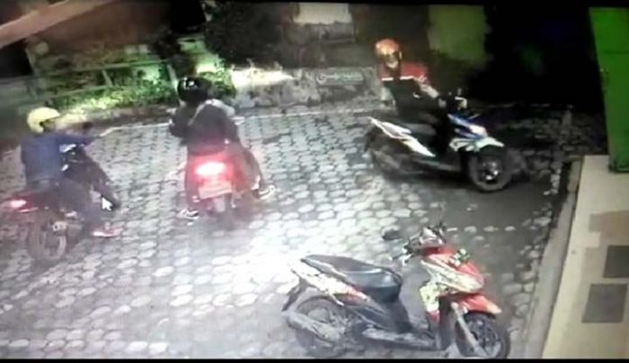 Maling Motor di Pasuruan Terekam CCTV