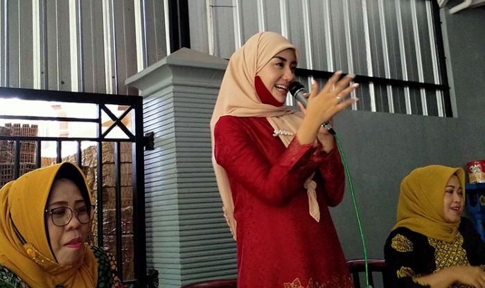 Kampanye di Desa Sawahan, Novita Sampaikan Program Layanan Kesehatan Inisiasi Suaminya Kampanye di Desa Sawahan, Novita Sampaikan Program Layanan Kesehatan Inisiasi Suaminya