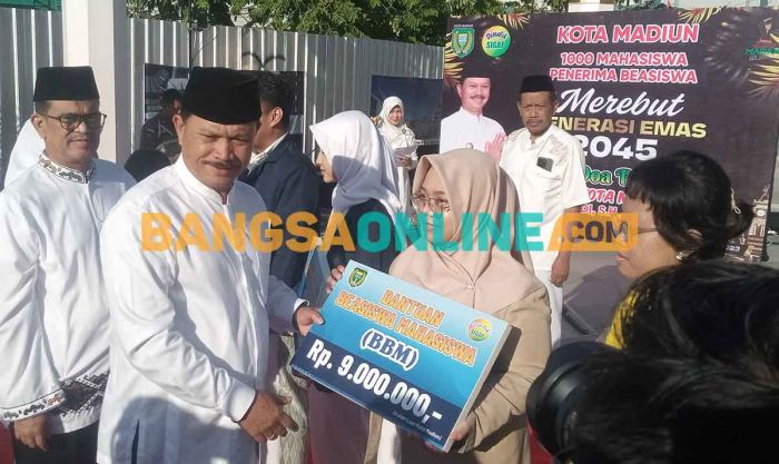 Wali Kota Madiun Gelar Doa Bersama 1.000 Mahasiswa Penerima Beasiswa yang Siap Rebut Generasi Emas Wali Kota Madiun Gelar Doa Bersama 1.000 Mahasiswa Penerima Beasiswa yang Siap Rebut Generasi Emas