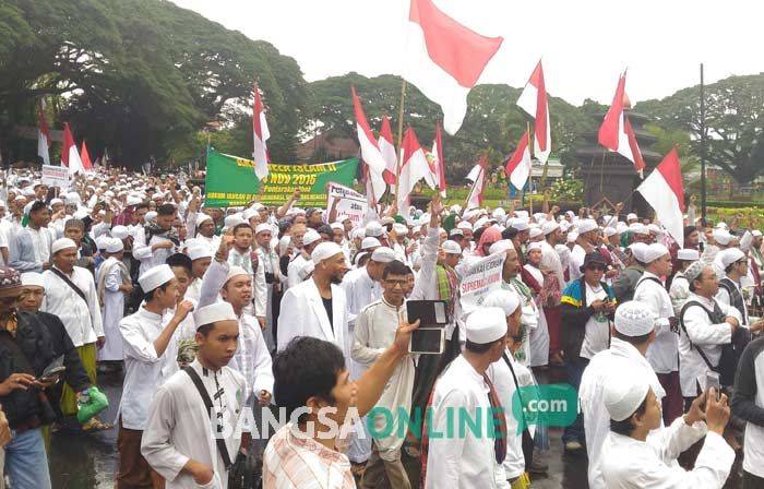 Demo 4 November di Malang, Massa Inginkan Penindakan Hukum secara Nyata Terhadap Ahok Demo 4 November di Malang, Massa Inginkan Penindakan Hukum secara Nyata Terhadap Ahok