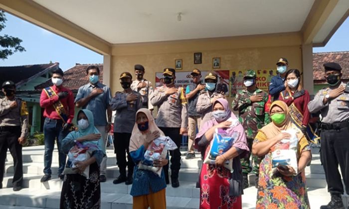Bantu Warga Terdampak, Polres Kediri Kota Bagikan Paket Sembako untuk UMKM di Kelurahan Manisrenggo Bantu Warga Terdampak, Polres Kediri Kota Bagikan Paket Sembako untuk UMKM di Kelurahan Manisrenggo