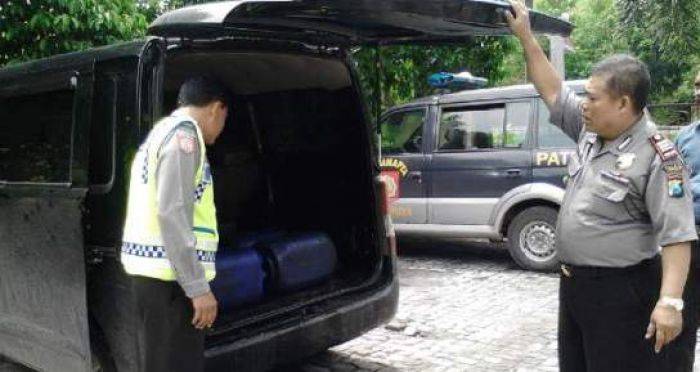 Diduga Untuk Kejahatan, Sebuah Mobil di Lamongan Ditinggal Pengemudinya Saat Patroli Petugas Diduga Untuk Kejahatan, Sebuah Mobil di Lamongan Ditinggal Pengemudinya Saat Patroli Petugas