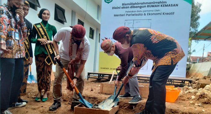 Bupati Sumenep Dampingi Menparekraf saat Peletakan Batu Pertama Rumah Kemasan UMKM Halal Bupati Sumenep Dampingi Menparekraf saat Peletakan Batu Pertama Rumah Kemasan UMKM Halal