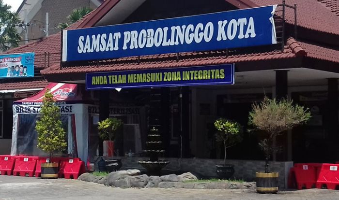 Kasatlantas Bantah Pelayanan di Kantor Samsat Probolinggo Tutup Kasatlantas Bantah Pelayanan di Kantor Samsat Probolinggo Tutup