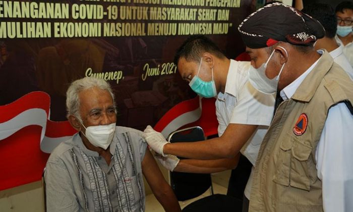 Antisipasi Sebaran Covid-19, Pemkab Sumenep Gelar Vaksinasi Massal bagi Guru dan Lansia Antisipasi Sebaran Covid-19, Pemkab Sumenep Gelar Vaksinasi Massal bagi Guru dan Lansia