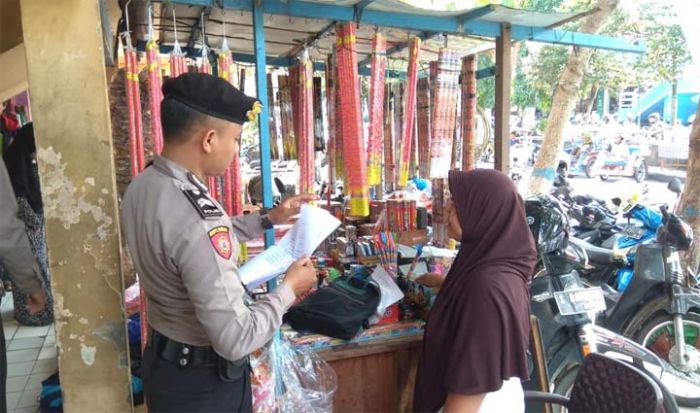 Polres Lamongan Razia Sejumlah Pedagang Petasan Polres Lamongan Razia Sejumlah Pedagang Petasan