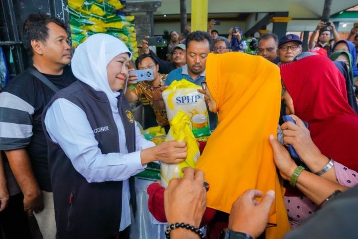 Pasar Murah di Waru Sidoarjo, Gubernur Jatim Pastikan Distribusi Bahan Pokok Lancar dan Terjangkau Pasar Murah di Waru Sidoarjo, Gubernur Jatim Pastikan Distribusi Bahan Pokok Lancar dan Terjangkau