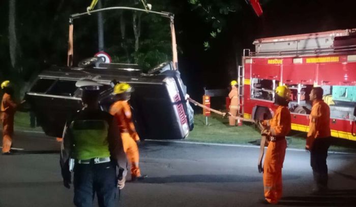 Pengemudi Mabuk, Sebuah Mobil Nyemplung ke Kali di Jalan Jemursari Surabaya Pengemudi Mabuk, Sebuah Mobil Nyemplung ke Kali di Jalan Jemursari Surabaya