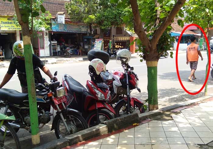 Kinerja Jukir di depan Kantor Pengadilan Agama Tuban Dikeluhkan Masyarakat