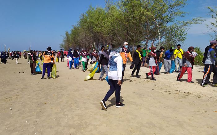 Peringati Hari Sampah Sedunia, KPMM Kerja Bakti Bersih-Bersih Pantai Legend Padelegan Pamekasan Peringati Hari Sampah Sedunia, KPMM Kerja Bakti Bersih-Bersih Pantai Legend Padelegan Pamekasan