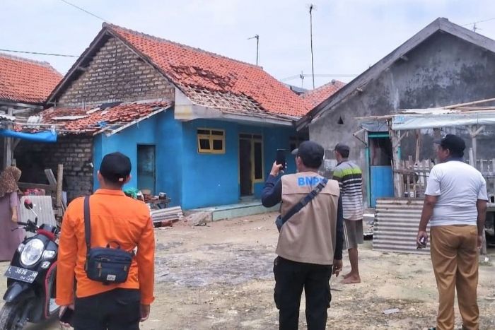 Hujan Disertai Angin Kencang Rusak Puluhan Rumah dan Sekolah di Camplong Sampang