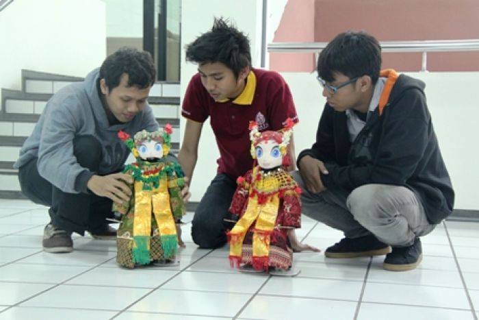 Mahasiswa Ubaya Modif Robot Bisa Menari Bali Mahasiswa Ubaya Modif Robot Bisa Menari Bali