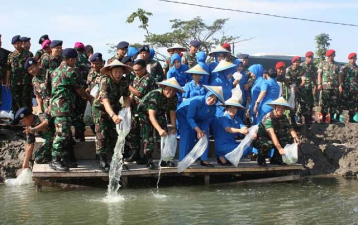 Galakkan Ketahanan Pangan Nasional, Koarmatim Tabur Benih 20.000 Bibit Bandeng Galakkan Ketahanan Pangan Nasional, Koarmatim Tabur Benih 20.000 Bibit Bandeng